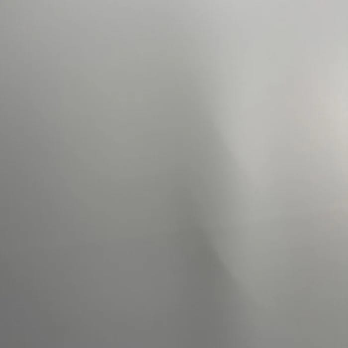 Leichte Delle im Tuch, nur im Streiflicht zu erkennen