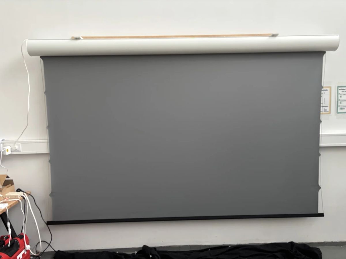 B-Ware LS Screens ApolloMotion Dark Motorleinwand 120 Zoll bei unserer Prüfung