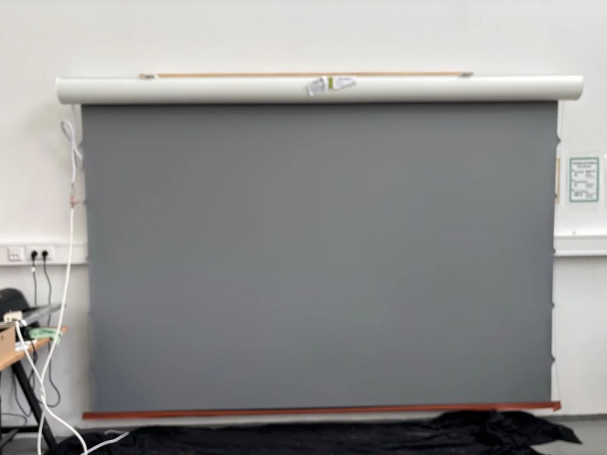 B-Ware LS Screens ApolloMotion Dark Motorleinwand 126 Zoll bei unserer Prüfung