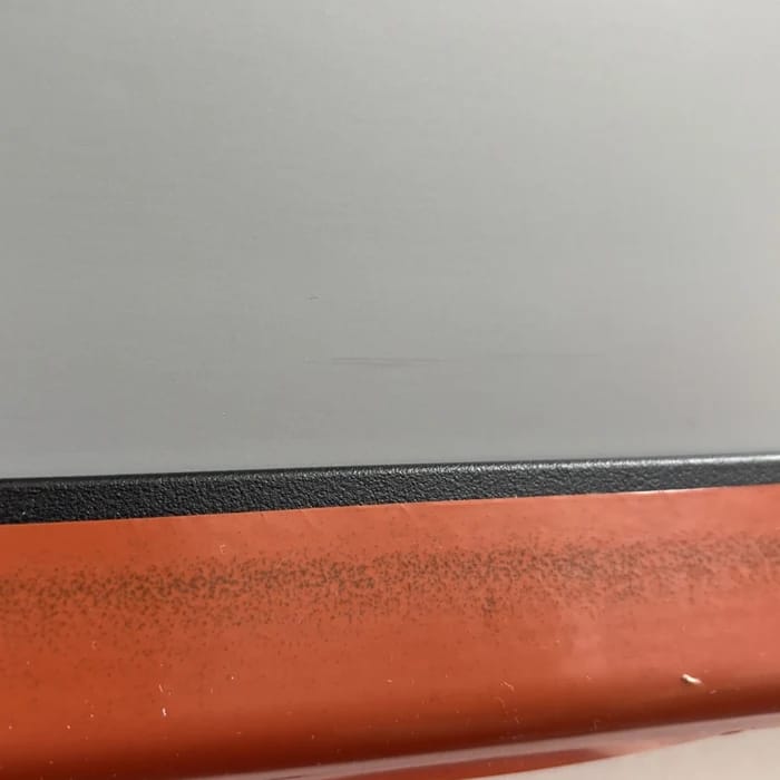 Leichter Fleck im Tuch knapp über der Abschlussleiste