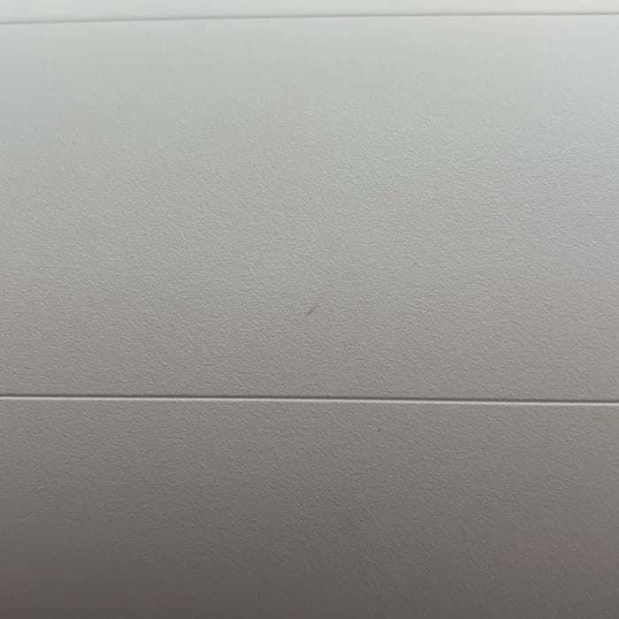Weiterer kleiner Kratzer oben am Gehäuse