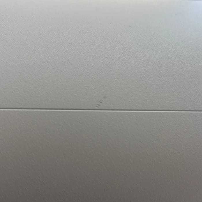 Kleiner Kratzer oben am Gehäuse