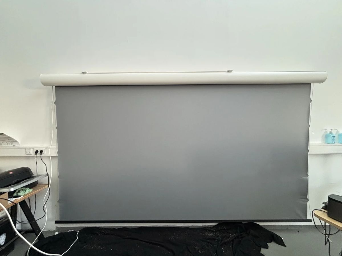 B-Ware LS Screens ApolloMotion Dark Motorleinwand 150 Zoll bei unserer Prüfung