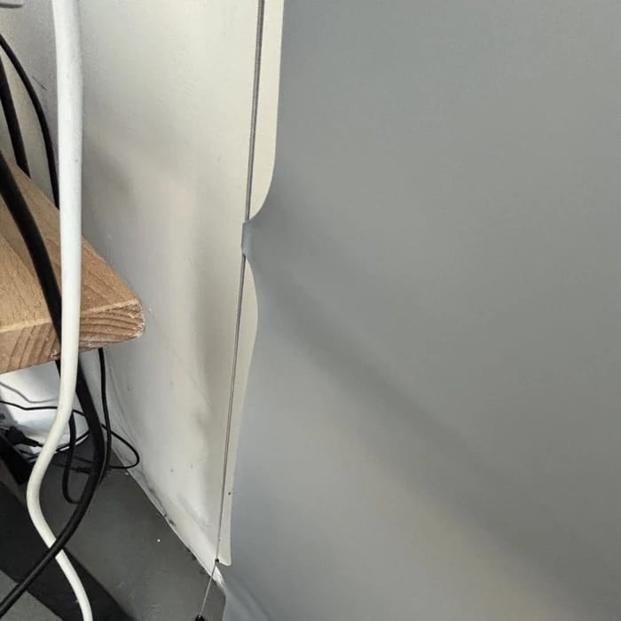 Das Tuch ist am linken Rand geknickt und wellig