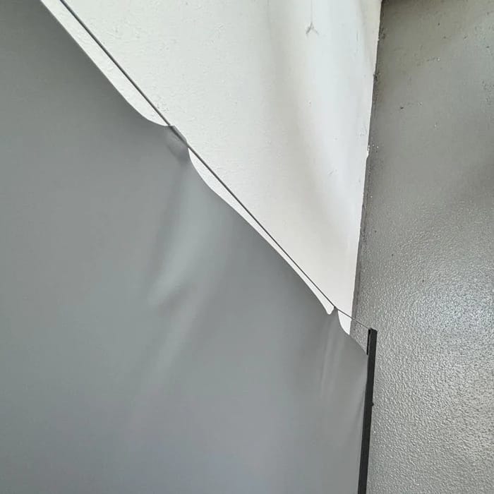 Das Tuch ist am rechten Rand geknickt und wellig