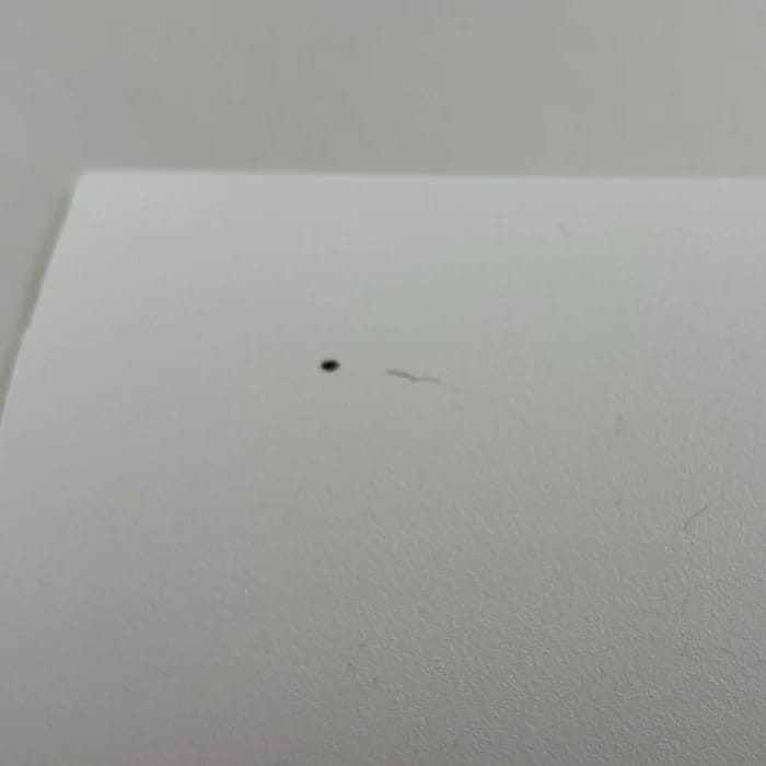 Kleiner Kratzer und Punkt am Gehäuse