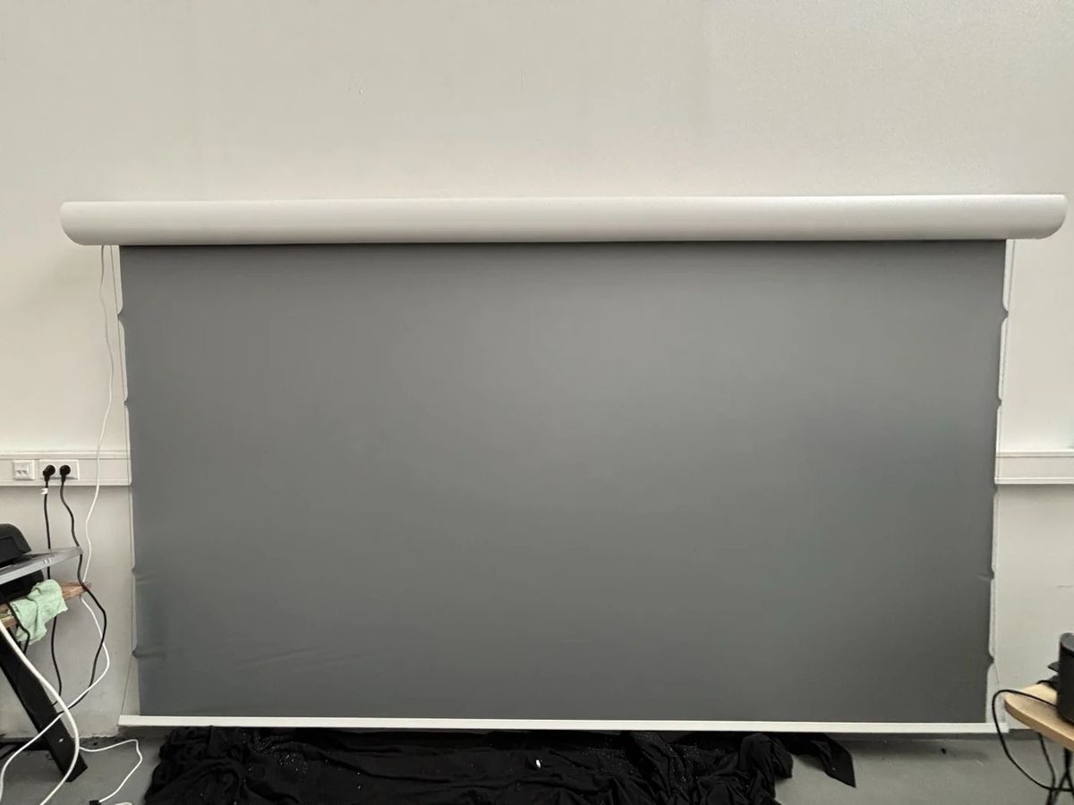 B-Ware LS Screens ApolloMotion Dark Motorleinwand 150 Zoll bei unserer Prüfung
