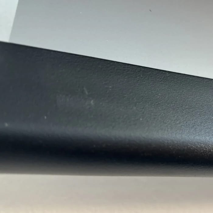Leichte Kratzer an der Abschlussleiste