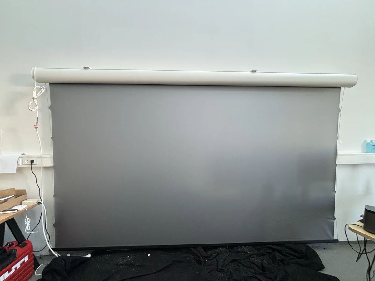 B-Ware LS Screens ApolloMotion Bright Motorleinwand 150 Zoll bei unserer Prüfung