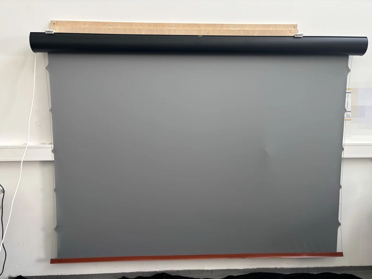 B-Ware LS Screens ApolloMotion Dark Motorleinwand 110 Zoll bei unserer Prüfung