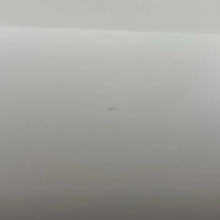 Kleine graue Verunreinigung auf dem Gehäuse
