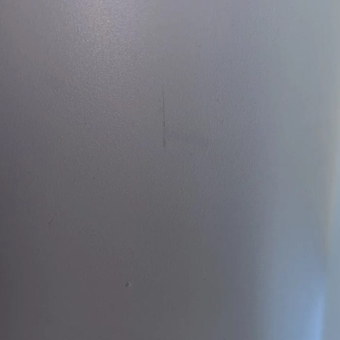 Feiner dunkler Strich auf dem Gehäuse