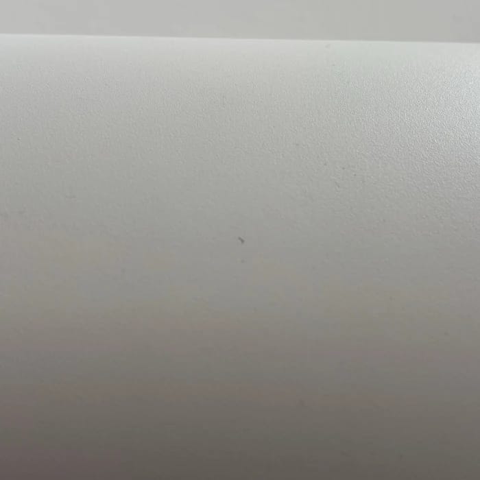Winziger Kratzer im Lack des Gehäuses