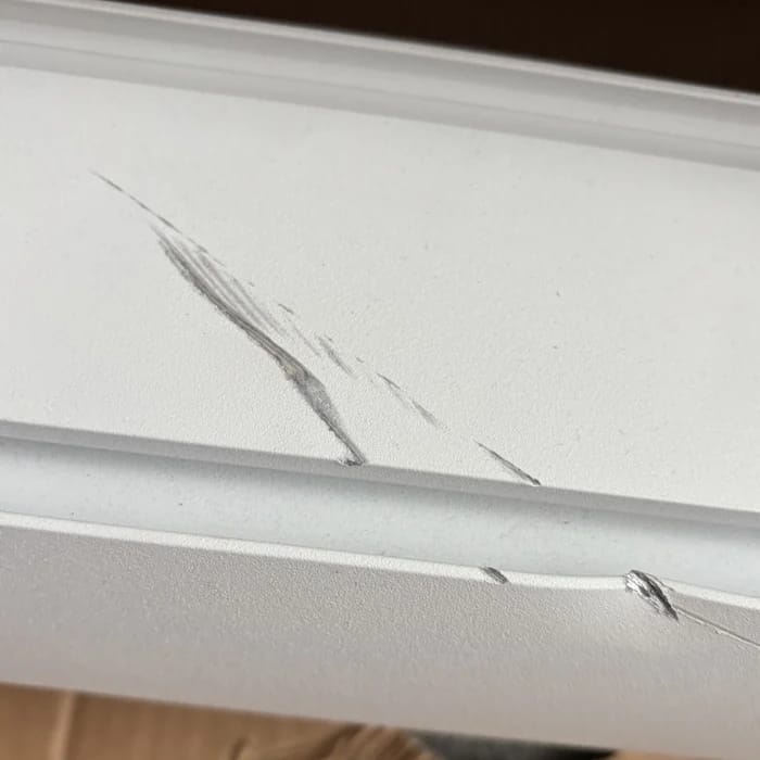 Deutlicher Kratzer im Lack auf der Oberseite des Gehäuses
