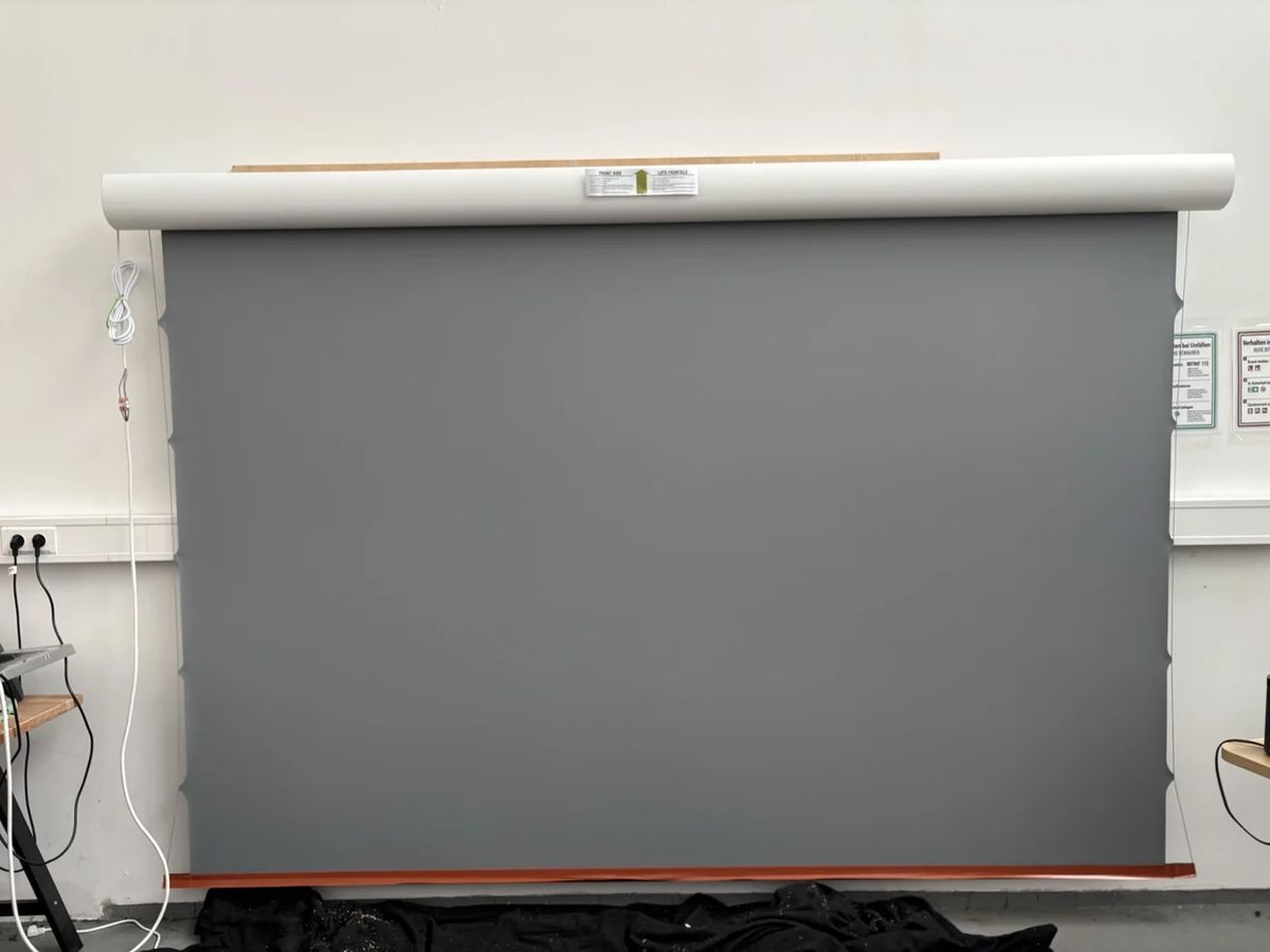B-Ware LS Screens ApolloMotion Dark Motorleinwand 126 Zoll bei unserer Prüfung