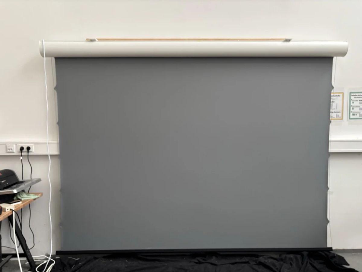 B-Ware LS Screens ApolloMotion Dark Motorleinwand 120 Zoll bei unserer Prüfung