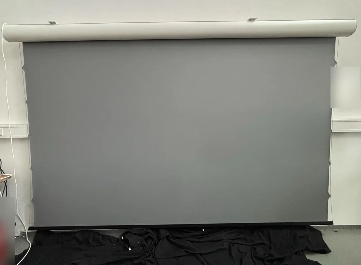 B-Ware LS Screens ApolloMotion Dark Motorleinwand 135 Zoll bei unserer Prüfung