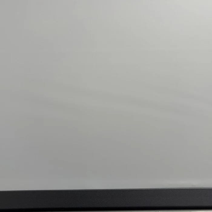 Leichte Wellen im Tuch über der Abschlussleiste