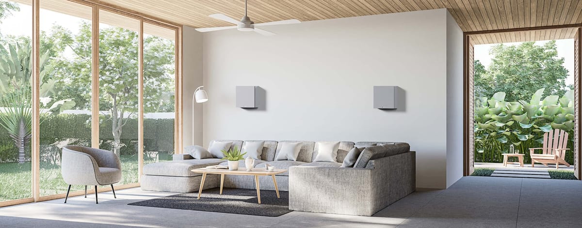 Modernes Wohnzimmer mit großen Fenstern und Sofa.