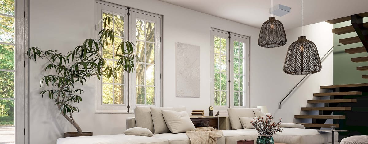 Modernes Wohnzimmer mit großen Fenstern und Treppe.