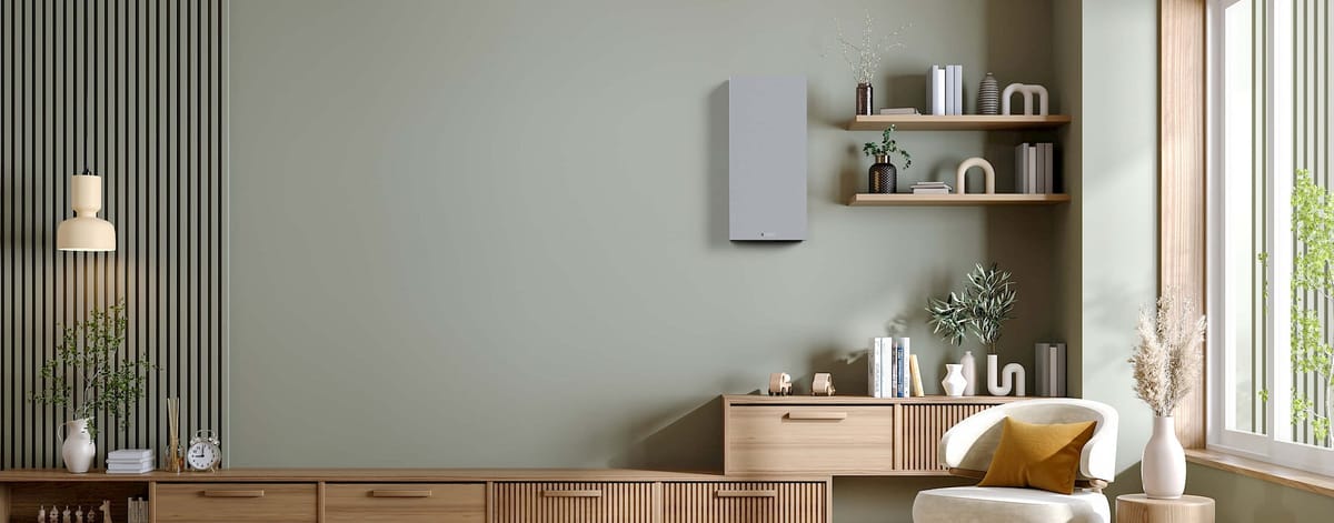 Modernes Wohnzimmer mit Beamer und Regalen.