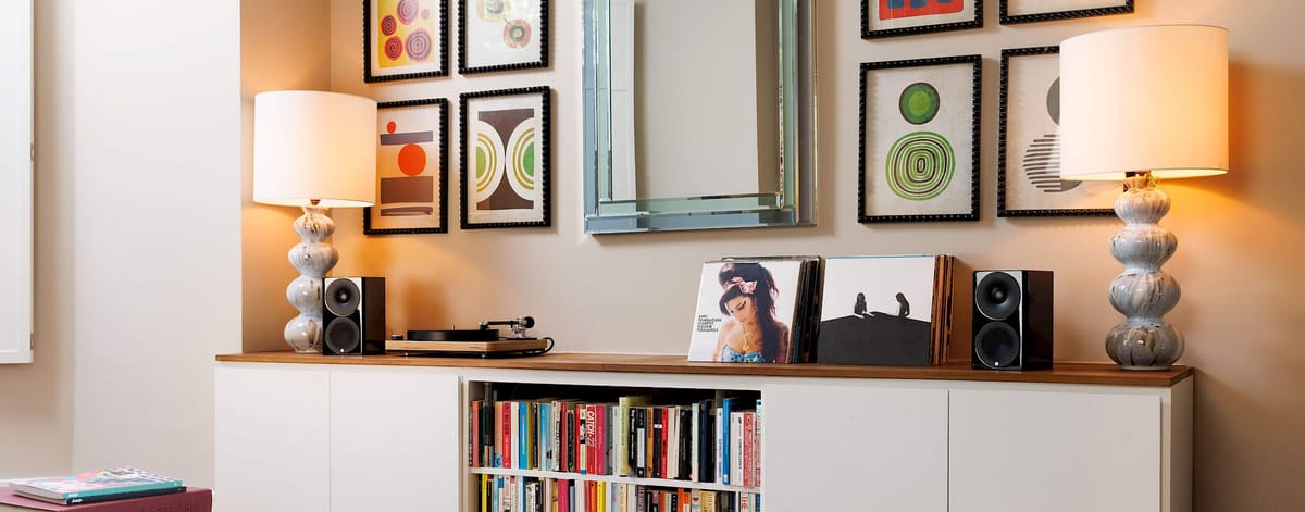 Wohnzimmer mit Schallplatten und Bücherregal.