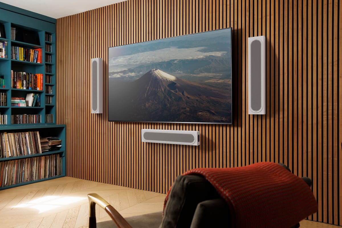 Modernes Wohnzimmer mit Fernseher und Lautsprechern.