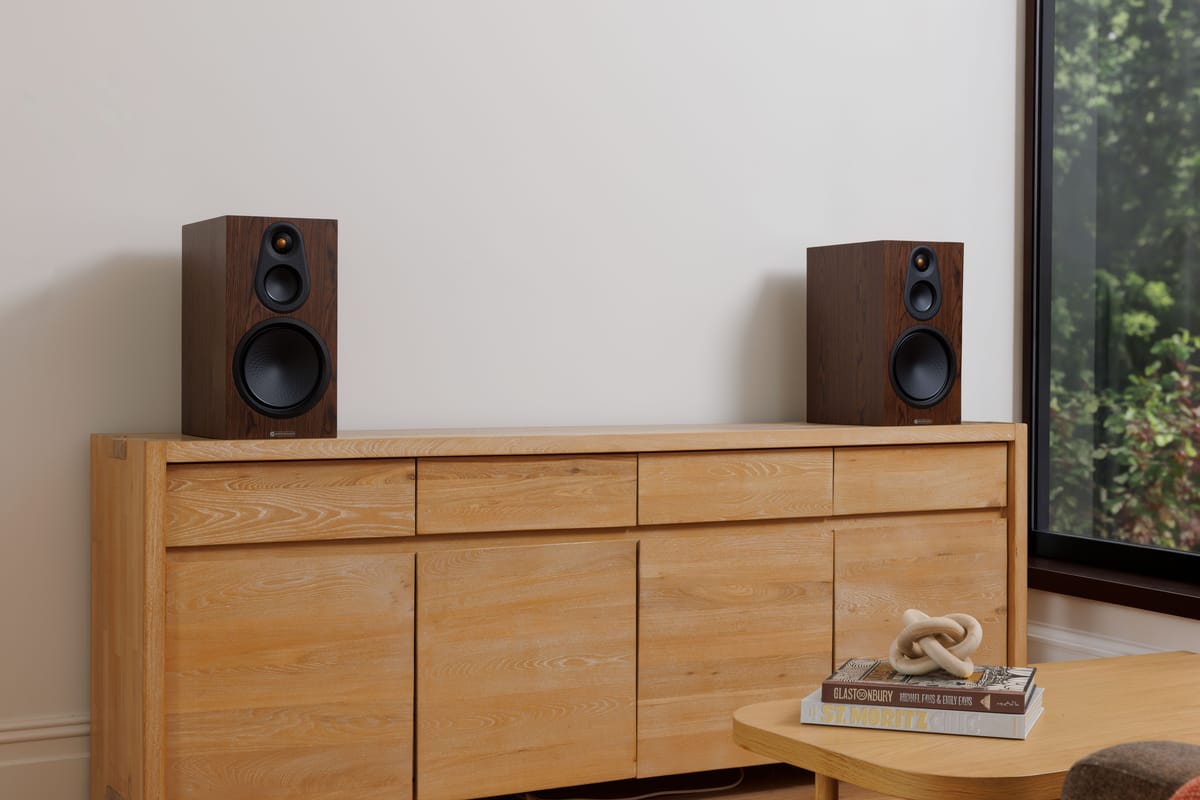 Holzlautsprecher auf einem Sideboard im Wohnzimmer.