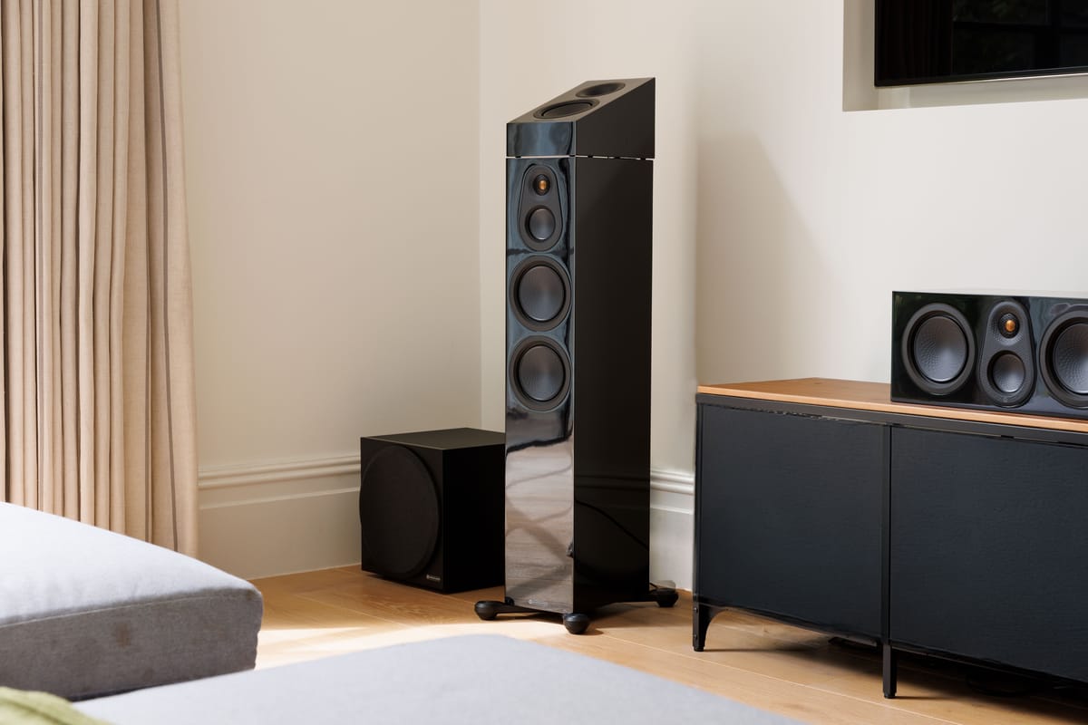 Heimkino-Lautsprecher und Subwoofer im Wohnzimmer.