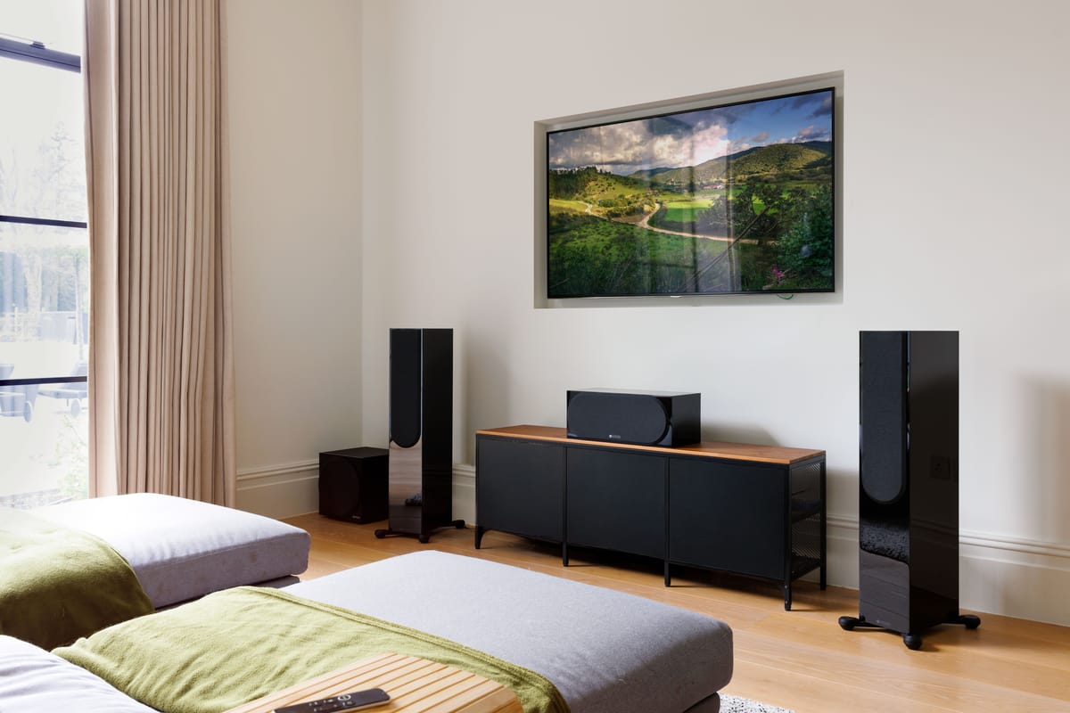 Modernes Wohnzimmer mit Heimkino-Setup und Beamer.