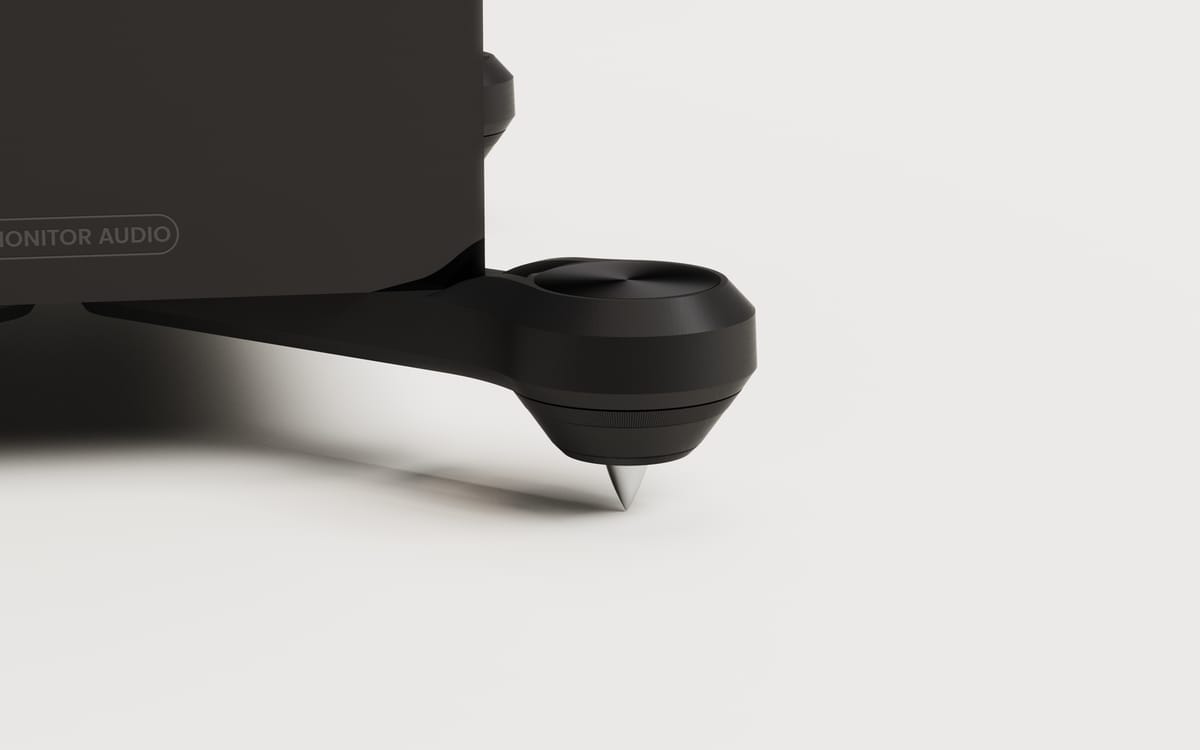 Lautsprecherfuß mit Spikes auf weißem Hintergrund.