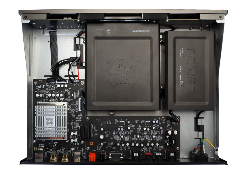 Beamer-Innenansicht mit elektronischen Komponenten.
