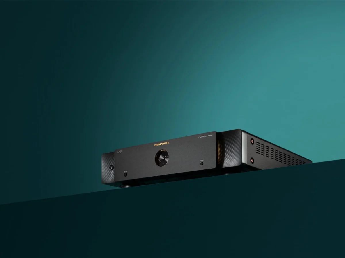 Marantz AMP 30 in Schwarz schräg vor einer petrolfarbenen Wand