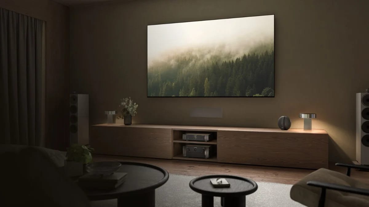 Wohnraum mit großem Fernseher an der Wand, darunter ein Lowboard mit zwei Marantz-Geräten und Lautsprechern