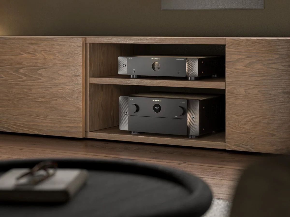 Holzregal mit zwei Marantz-Geräten übereinander