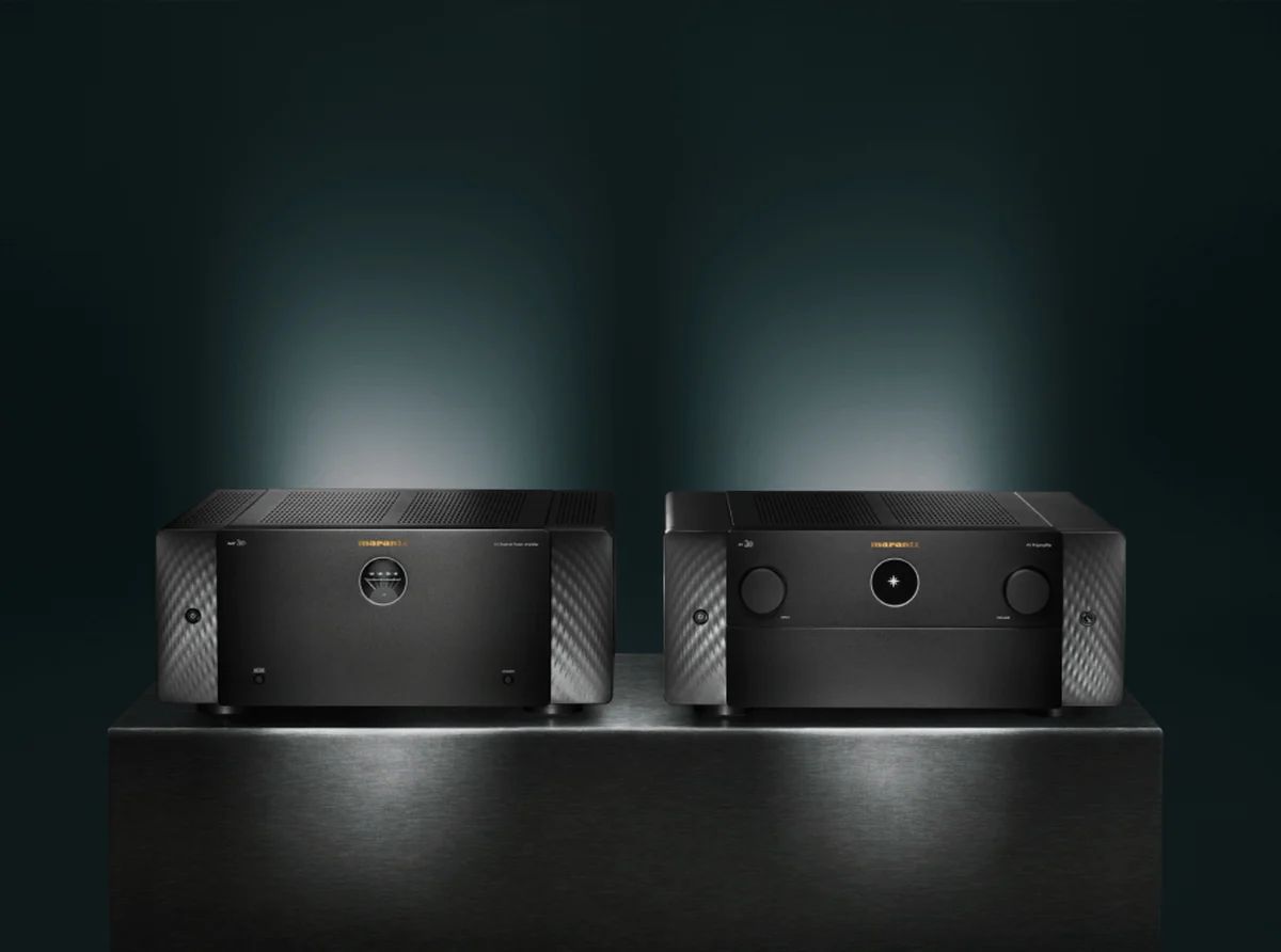 Zwei schwarze Marantz-Geräte nebeneinander auf einem Podest