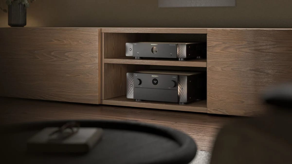 Holzregal mit zwei Marantz-Geräten in einem Wohnraum, davor ein Tisch