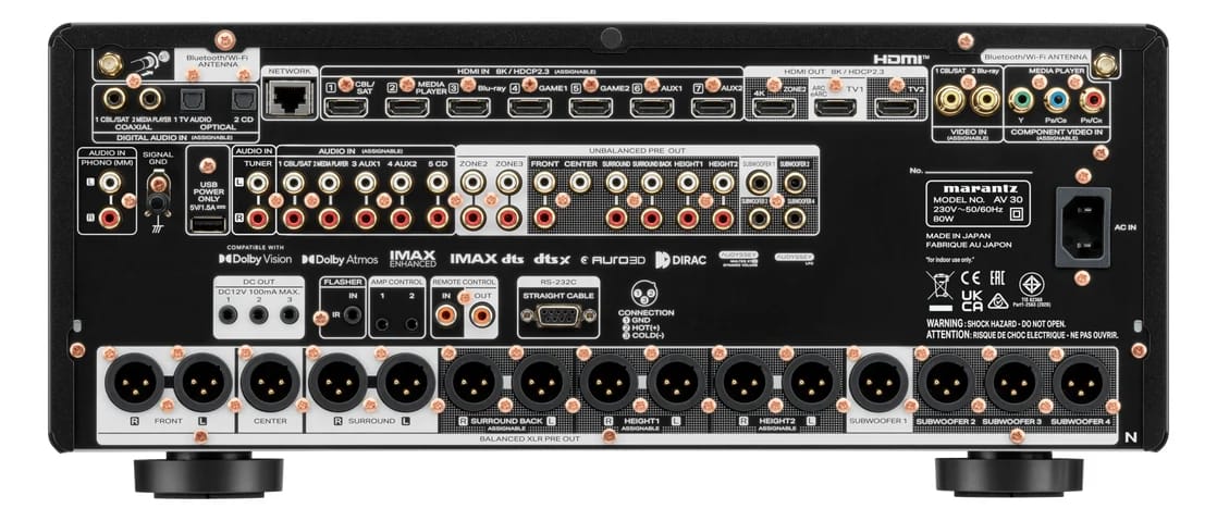 Rückseite des Marantz AV 30 mit XLR- und Cinch-Ausgängen