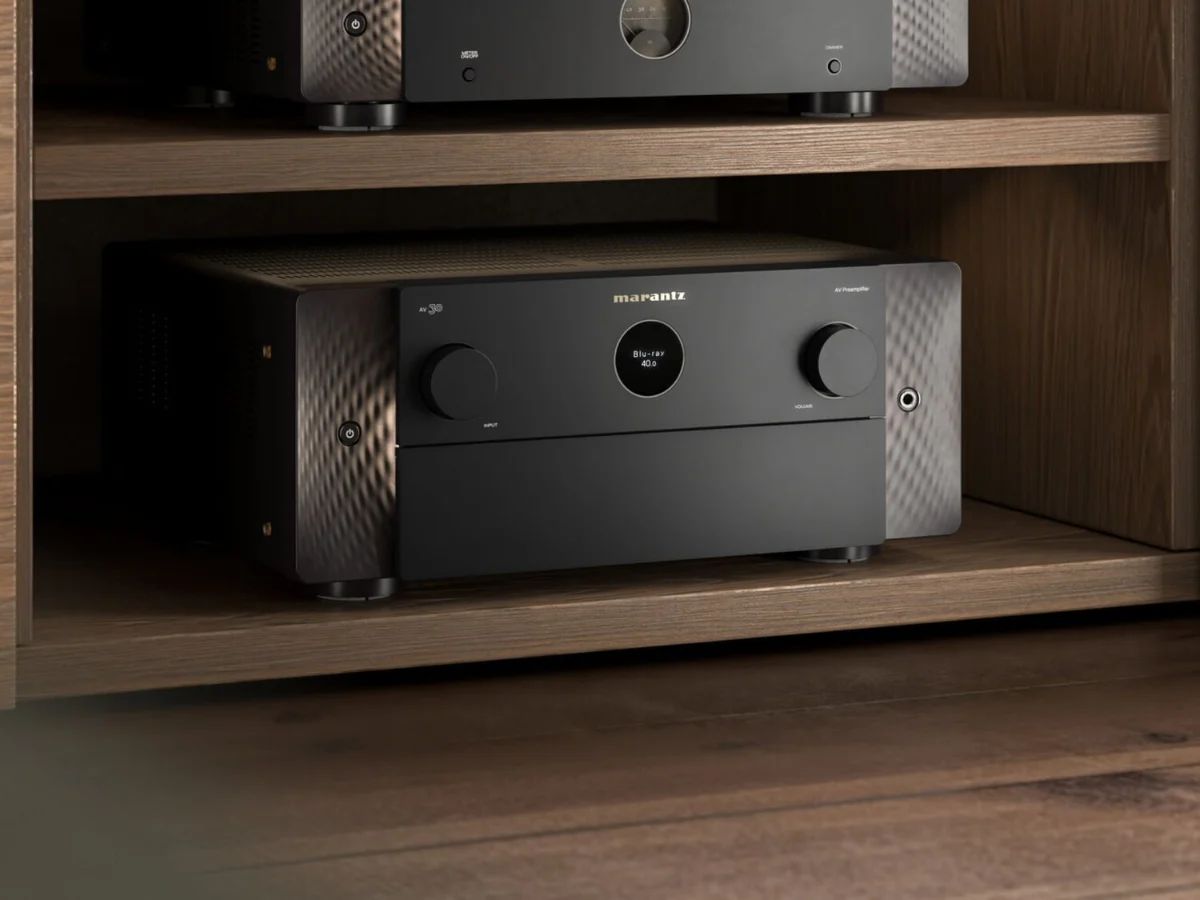 Zwei schwarze Marantz-Geräte übereinander in einem Holzregal