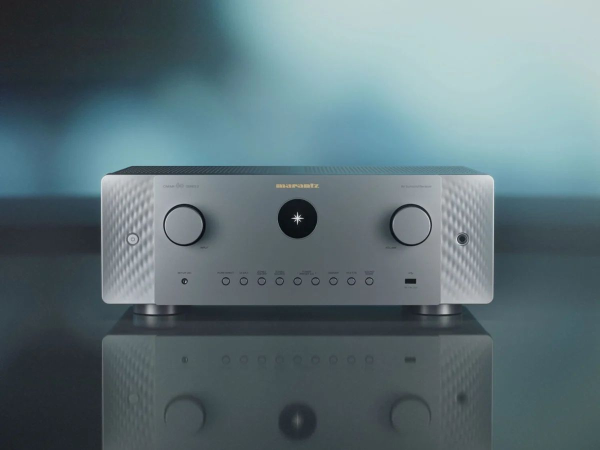 AV-Receiver in Silber-Gold von vorn auf einer spiegelnden Fläche