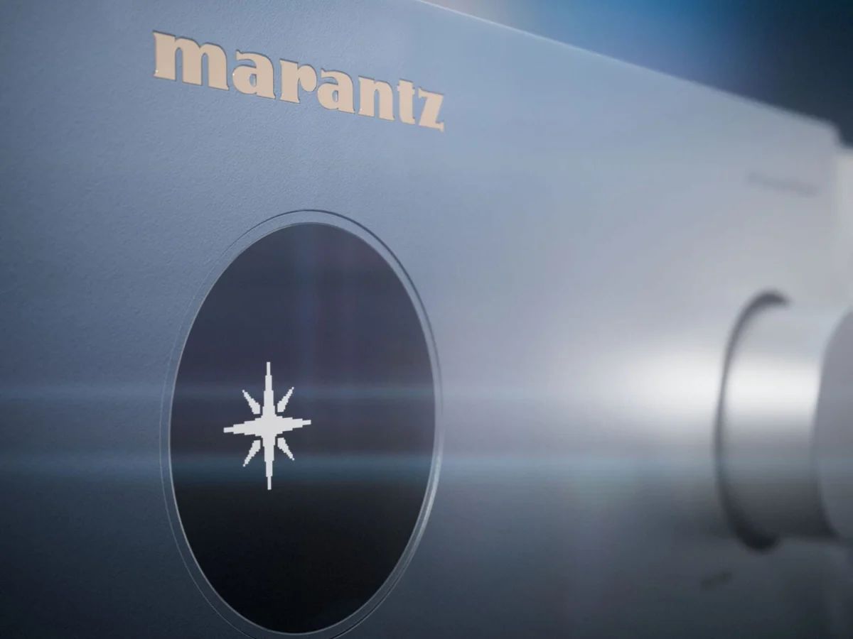 Nahaufnahme der Front mit Marantz-Schriftzug und rundem Display in bläulichem Licht