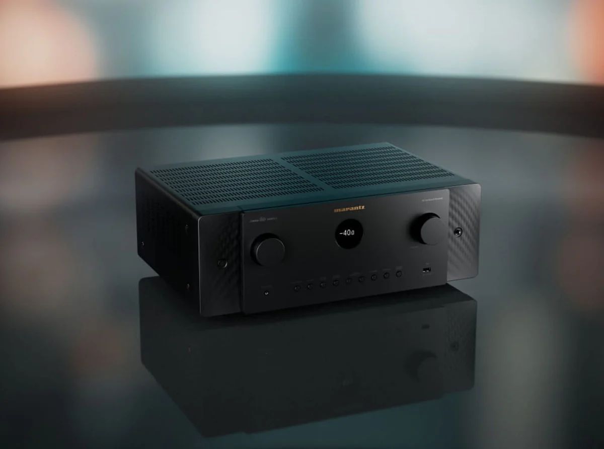 AV-Receiver in Schwarz, schräg auf einer spiegelnden Fläche