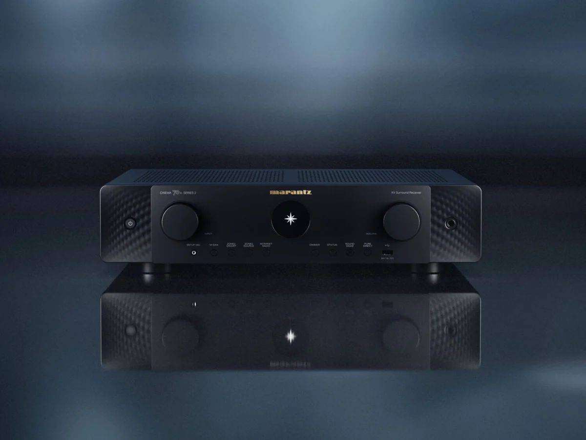 Schwarzer AV-Receiver frontal auf einer spiegelnden Fläche