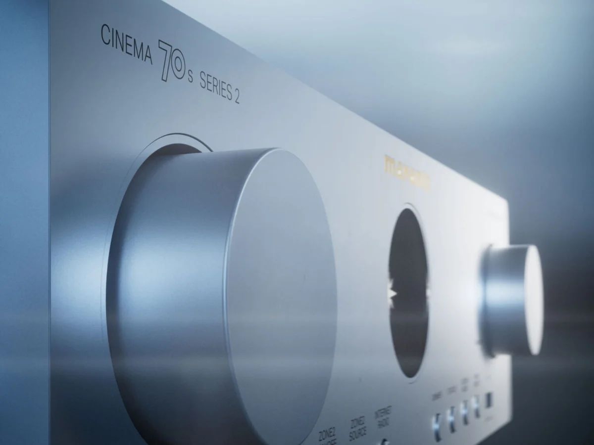 Nahaufnahme der Front in Silber-Gold mit Drehregler und Bullauge-Display