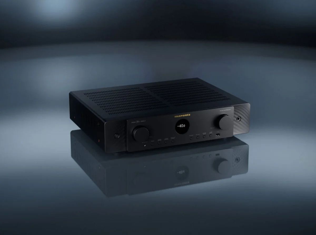 Schwarzer AV-Receiver schräg auf einer spiegelnden Fläche vor bläulichem Hintergrund