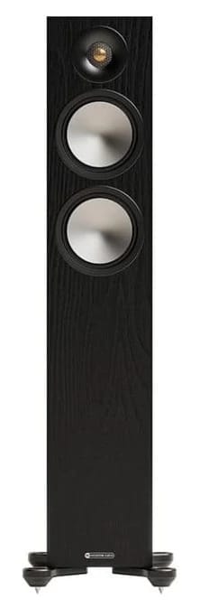 Frontansicht Monitor Audio Bronze 300 7G, Ausführung Schwarz, ohne Abdeckung: Hochtöner ganz oben, darunter zwei Konustreiber, am Boden die Auslegerfüße