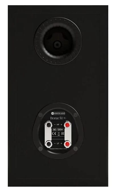 Rückansicht des Monitor Audio Bronze 50 7G in Schwarz: runde Öffnung im oberen Teil, unten das Anschlussfeld mit zwei Klemmenpaaren