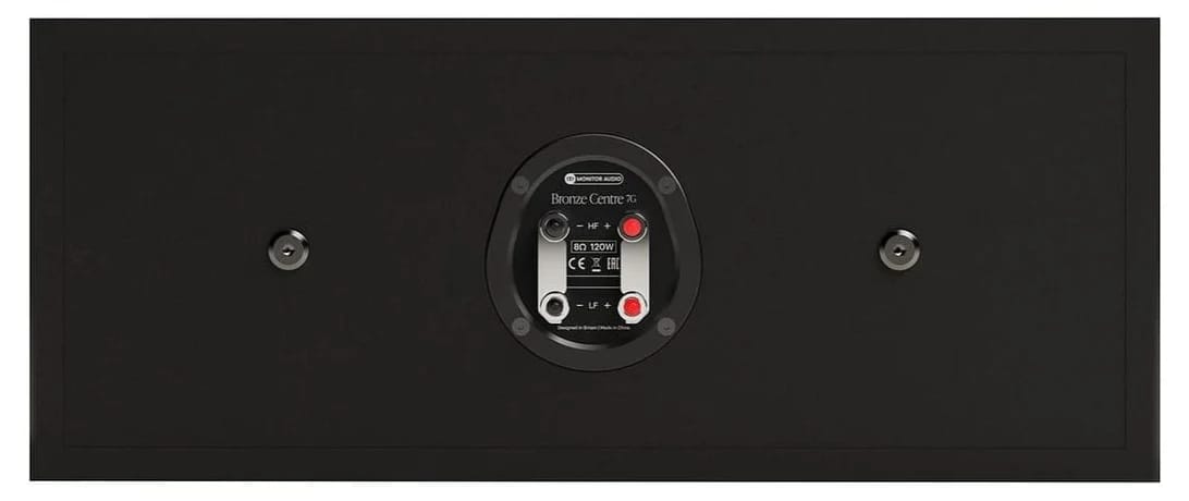 Rückseite des Monitor Audio Bronze Centre 7G in Schwarz, mittig das hochkant angeordnete Anschlussfeld mit den Klemmenpaaren HF und LF