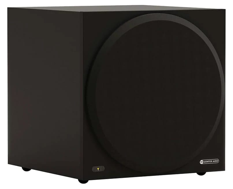 Monitor Audio Vestra W12, Ausführung Mattschwarz, im Dreiviertelprofil mit stoffbezogener Front