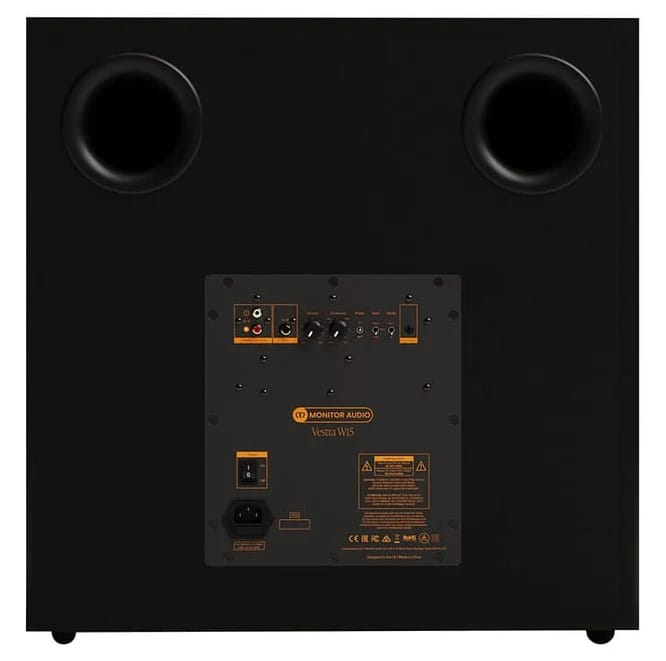 Rückseite des Monitor Audio Vestra W15: oben zwei runde Öffnungen, darunter das Bedienfeld